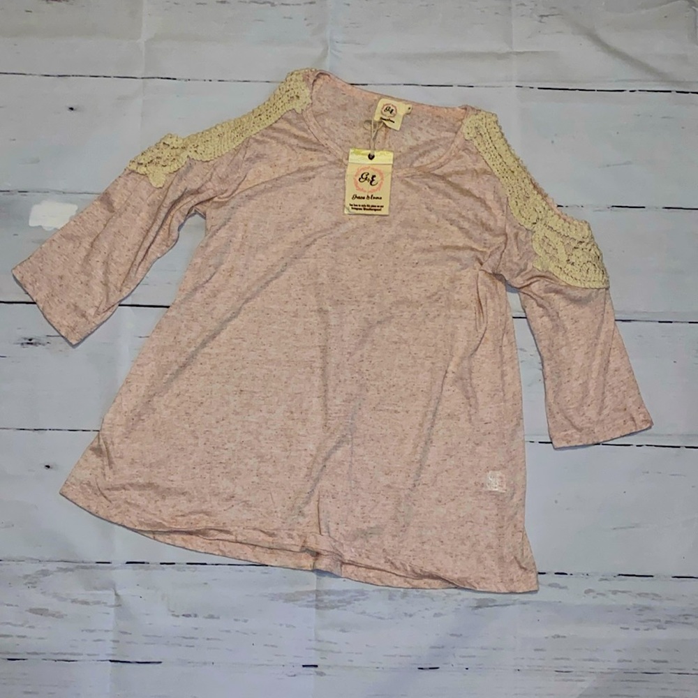 Beautiful NWT Embroidery Open Sleeve